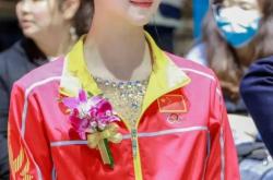 -运动员身体横贯，表现出众耀眼