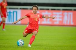 英雄联盟总决赛-足球比赛中，女运动员们兢兢业业，奋勇争先