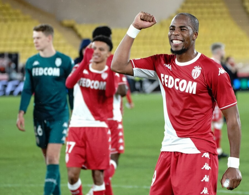 包含摩纳哥门将神勇扑救，立下誓言的词条