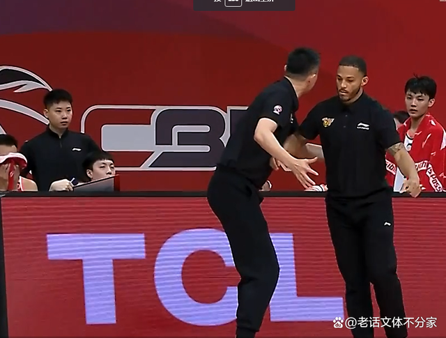 教练组合作紧密,制定成功战术获胜 教练组合作紧密,制定成功战术获胜