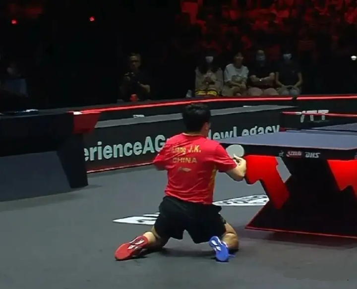 教练组合作紧密,制定成功战术获胜 教练组合作紧密,制定成功战术获胜