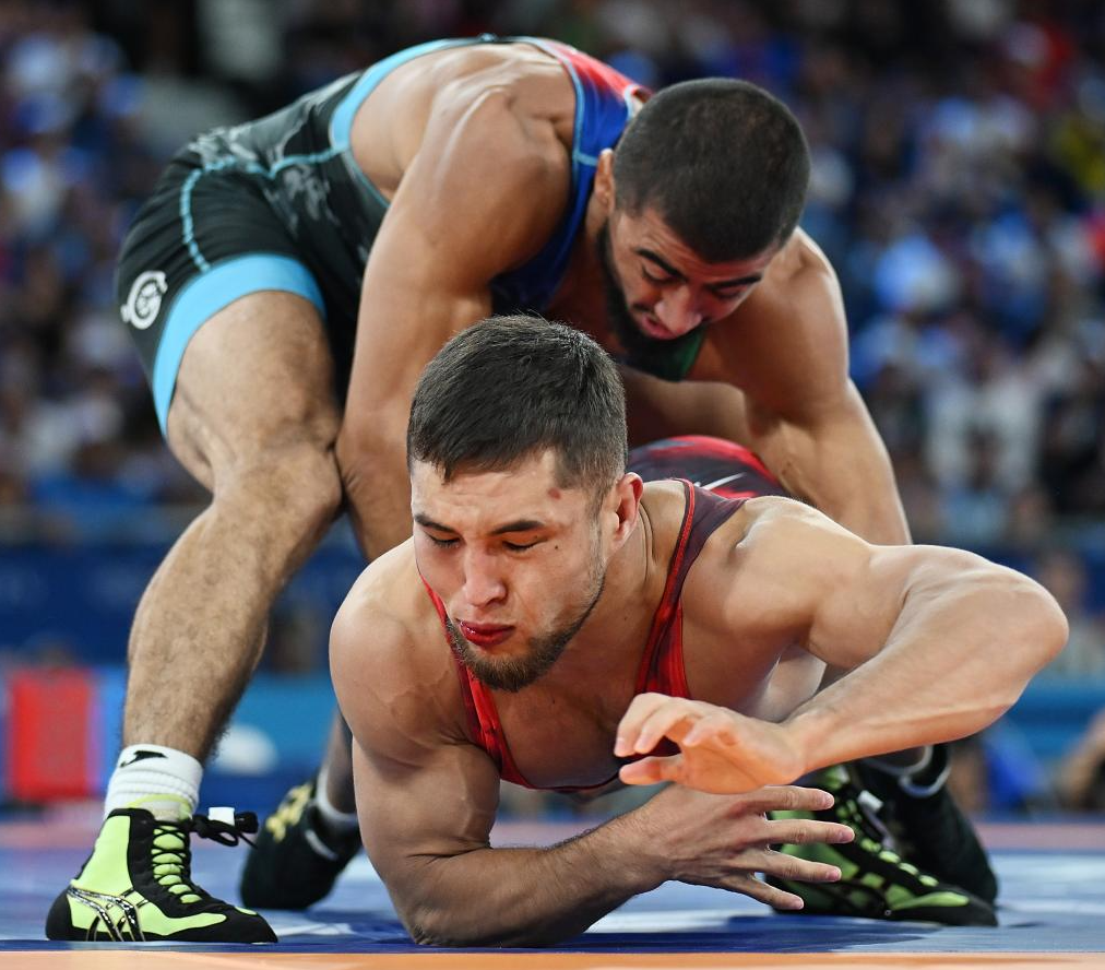 摔跤比赛中，土耳其选手取得胜利