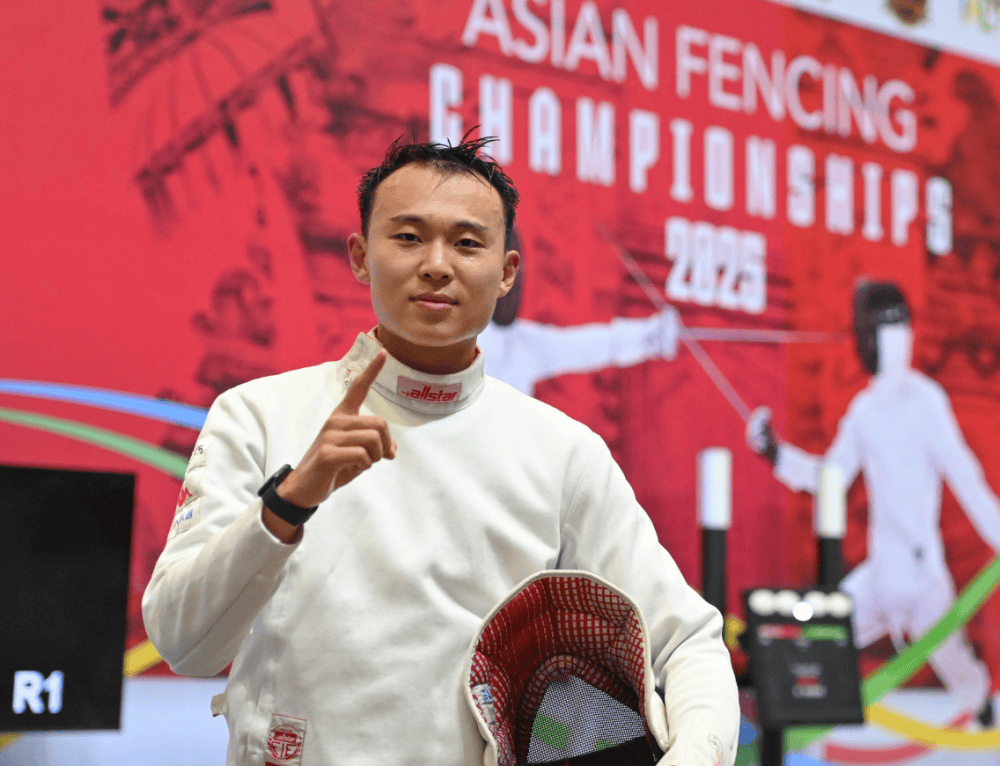 阿联酋击剑选手技艺高超，夺冠