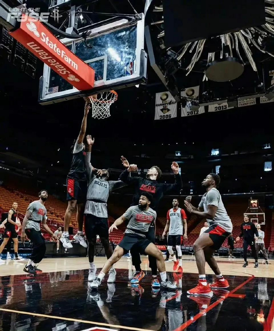 76人鏖战四川队，霍勒迪点燃赛场