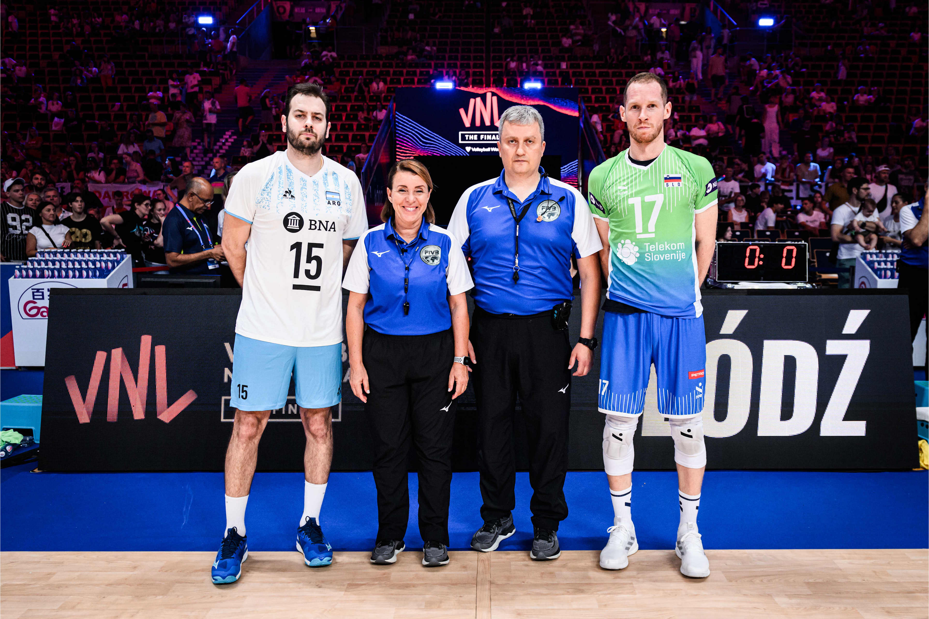 博洛尼亚球员集体热身，积极备战接下来比赛