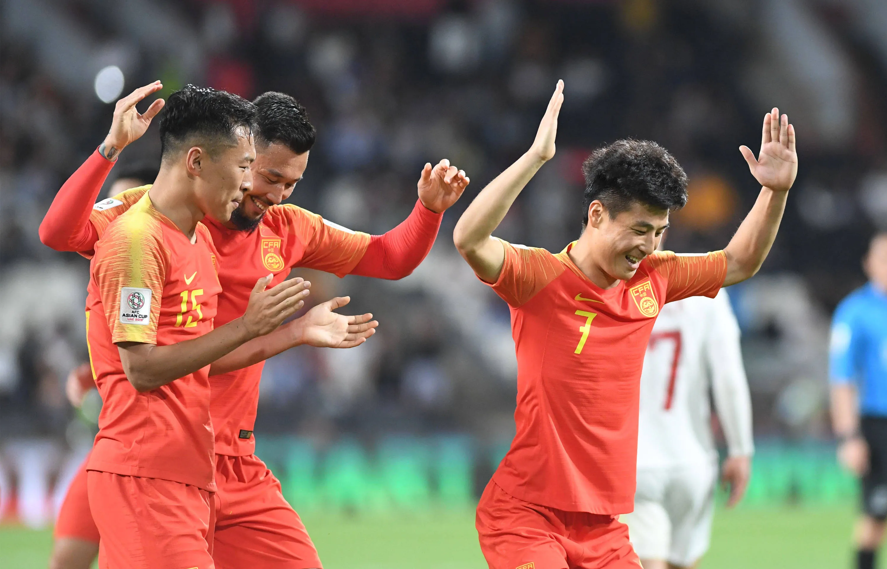 国内足球联赛谁能夺得最后的胜利？